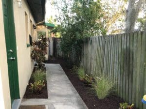 natur mulch on both sides of the sidewalkal
